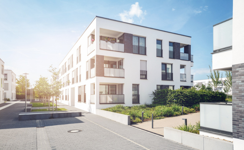 Ein immobilienobjekt bei strahlend blauen Himmel.